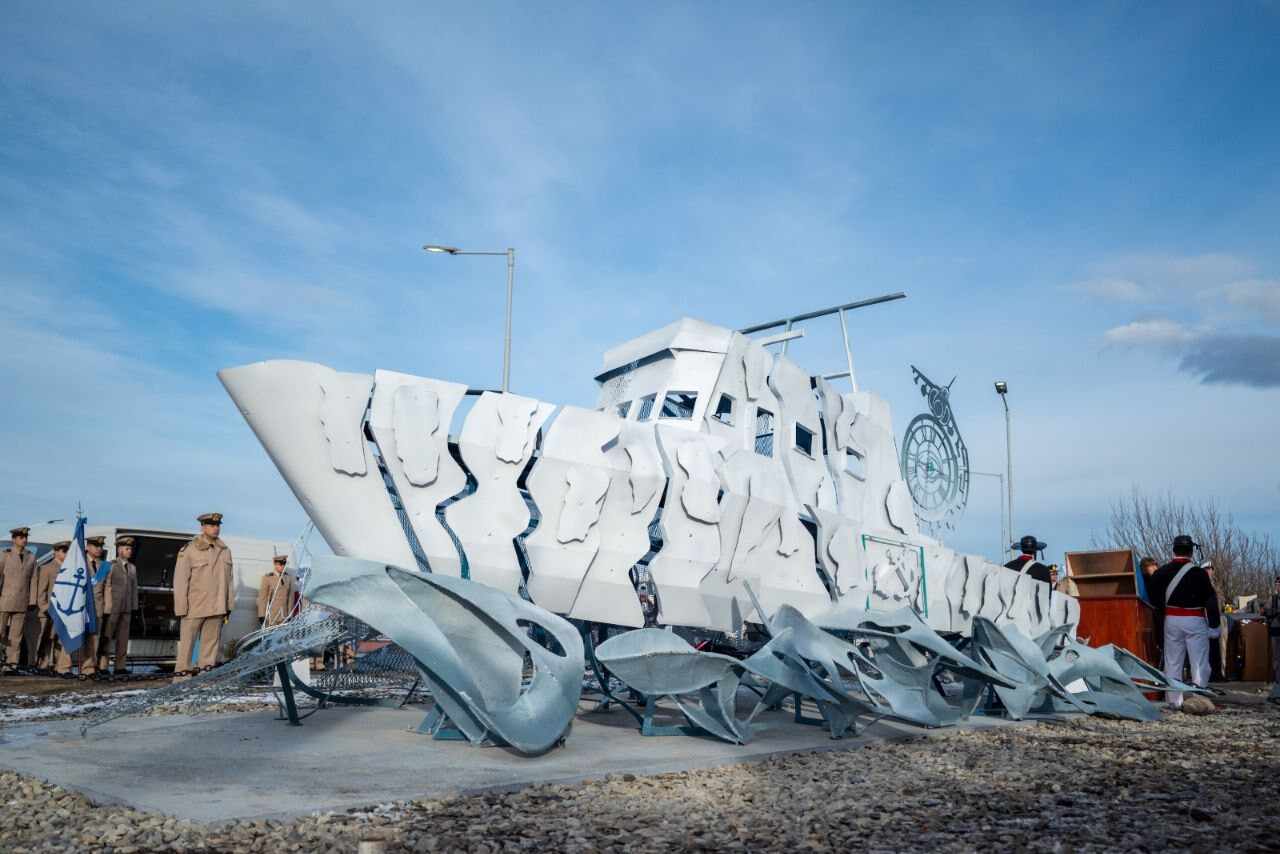Inauguración de la escultura del Guardacostas PNA GC-83 “Río Iguazú”