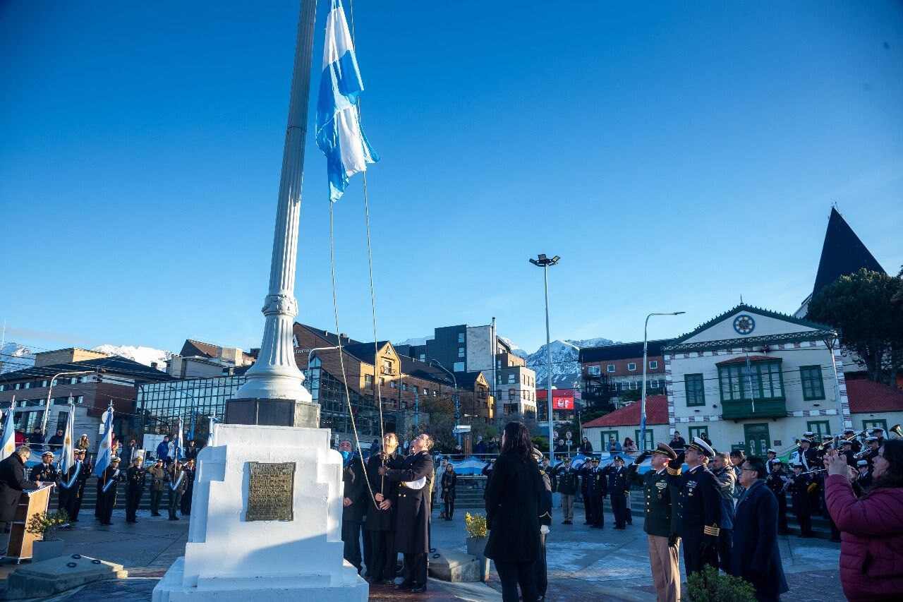 La Municipalidad de Ushuaia participó de la celebración por el 215° Aniversario de la Revolución de Mayo