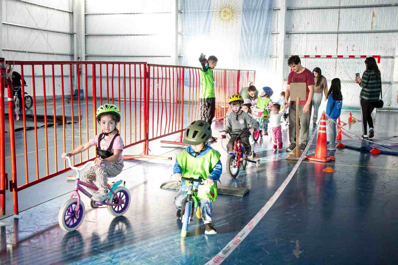 Exitosa jornada de Biciescuelas en el Polideportivo Malvinas Argentinas