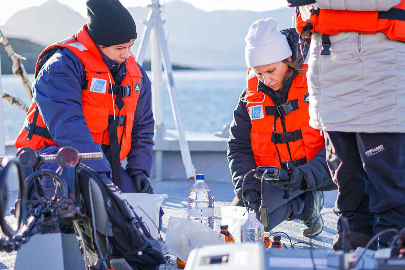 Realizan monitoreo para medir la contaminación con efluentes cloacales del Canal Beagle y la bahía de Ushuaia