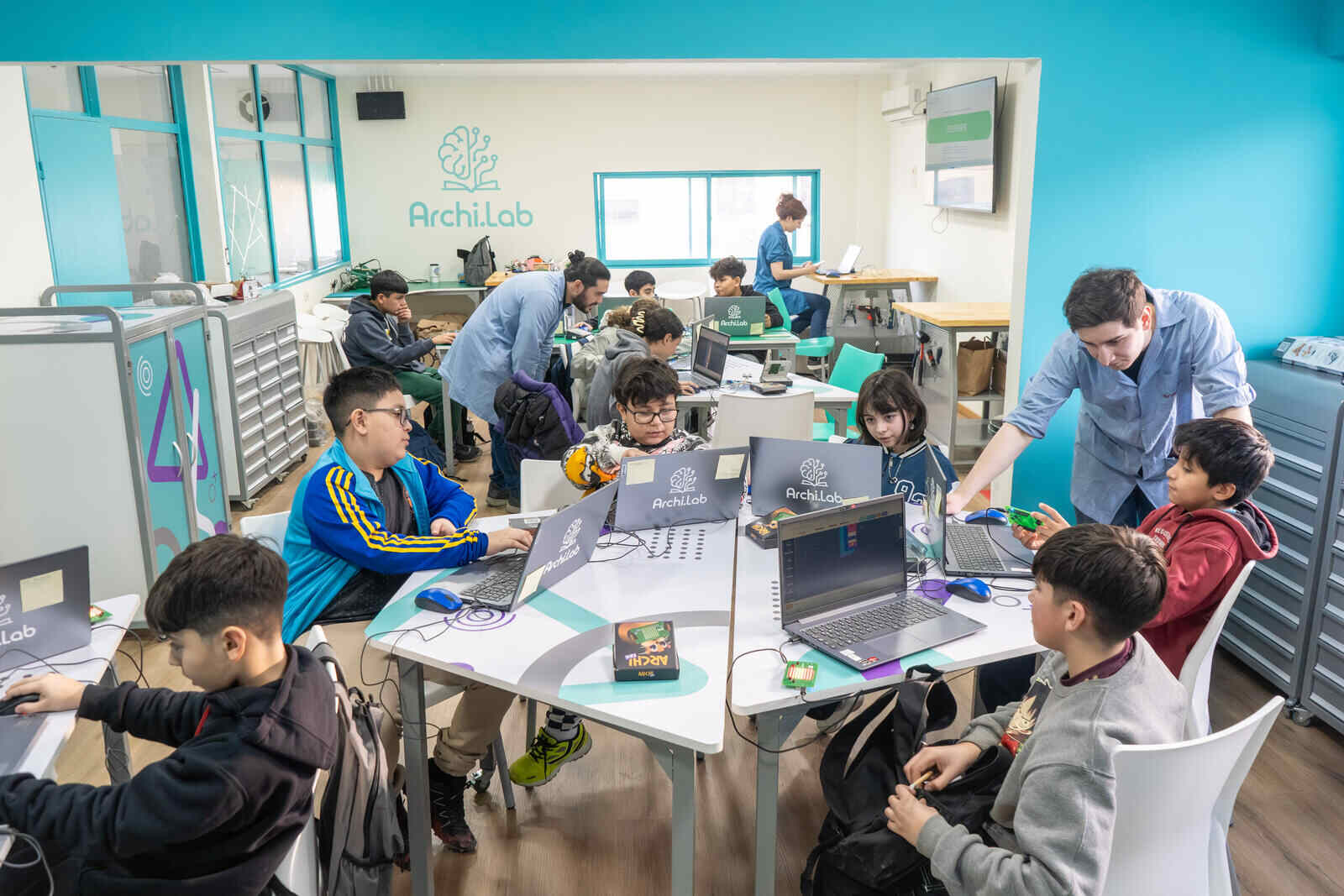 Newsan celebró el éxito de ArchiLab, su innovadora colonia de invierno "Maker" para niños