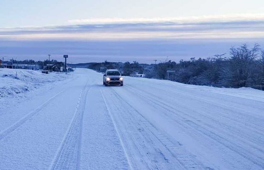 Recomiendan transitar con precaución en la Ruta Nacional N°3 debido a las nevadas registradas