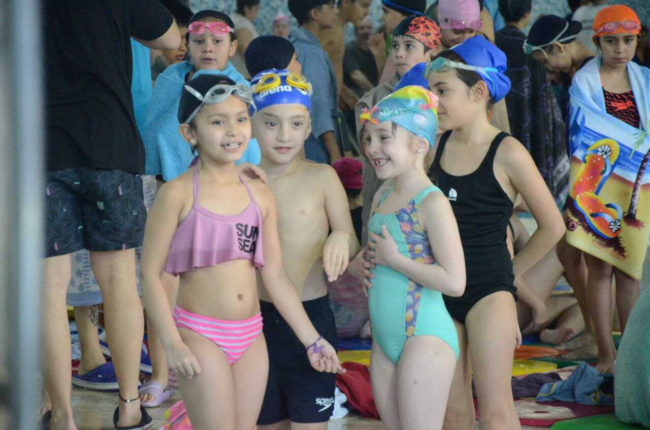 Niños y niñas de la Escuela Municipal de Natación participaron de un encuentro interno en Ushuaia