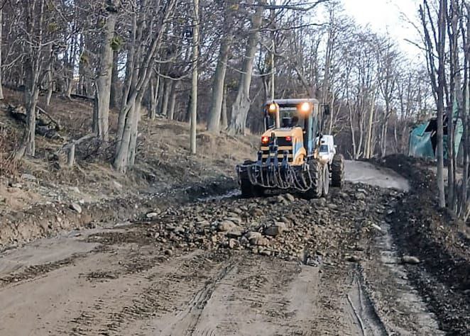 La Municipalidad De Ushuaia continúa con tareas de bacheo y mantenimiento de calles de ripio