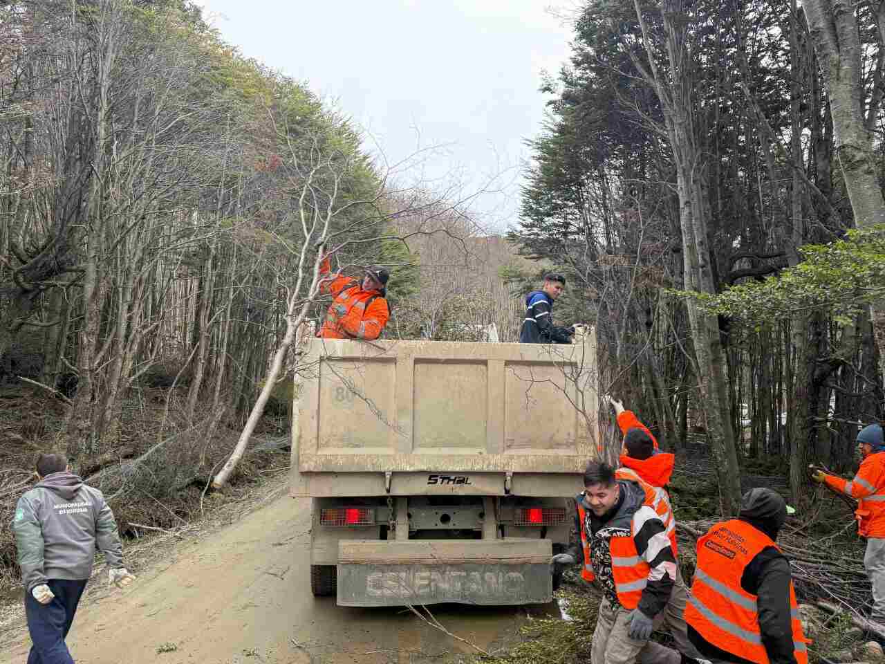 El Municipio de Ushuaia retiró residuos voluminosos en el Barrio Peniel
