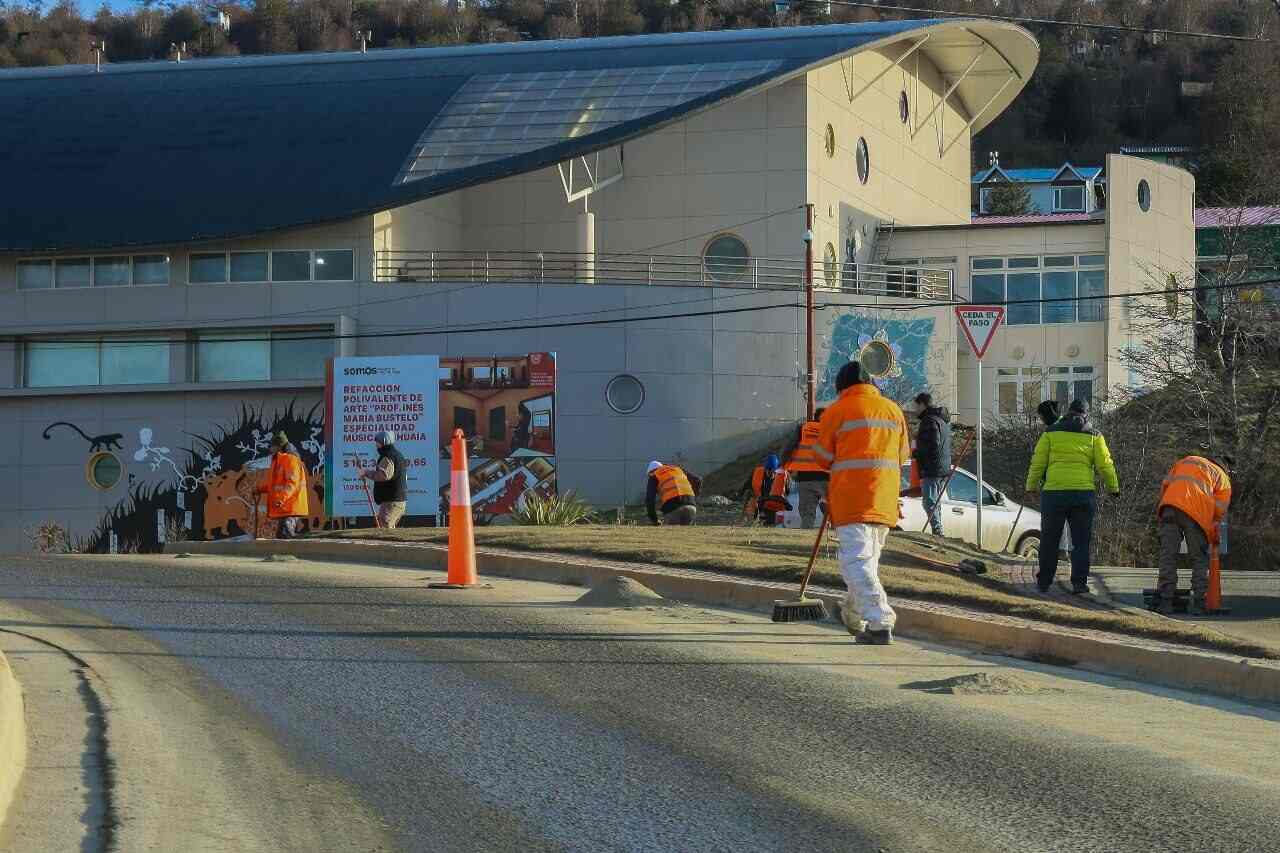 Personal municipal de Ushuaia realizó la limpieza de un sector de avenida Héroes de Malvinas