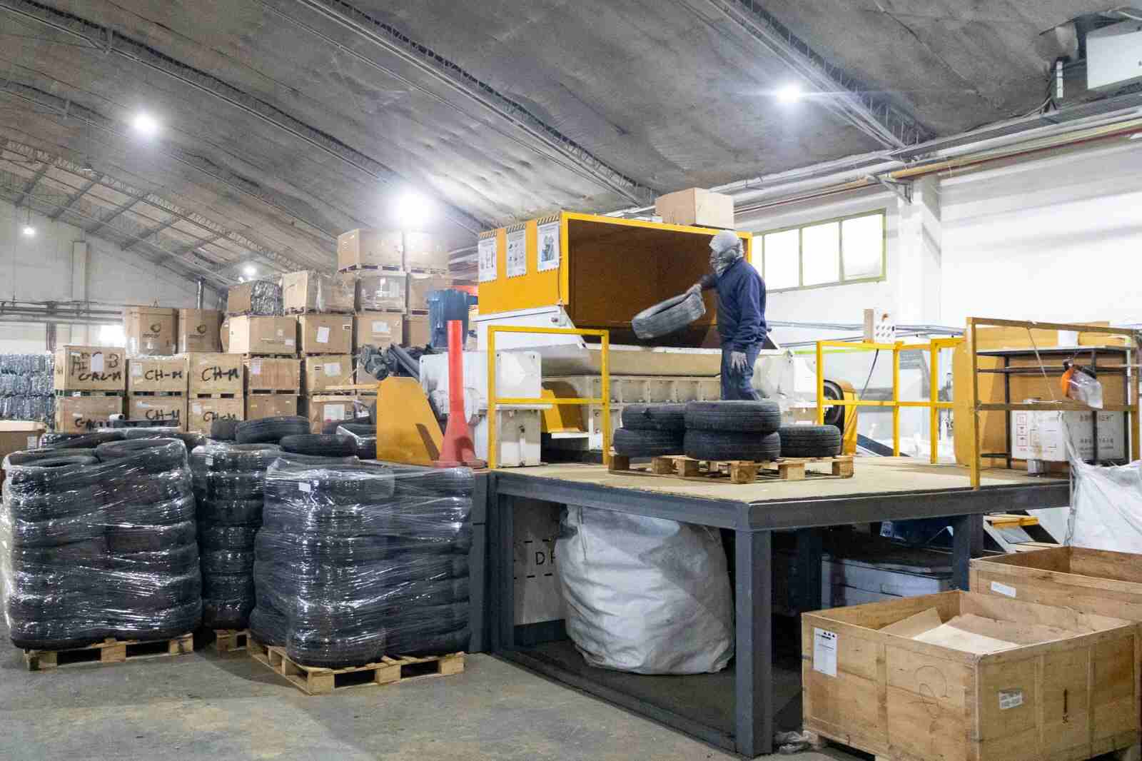 El Municipio lleva adelante la trituración de cubiertas para envío al continente