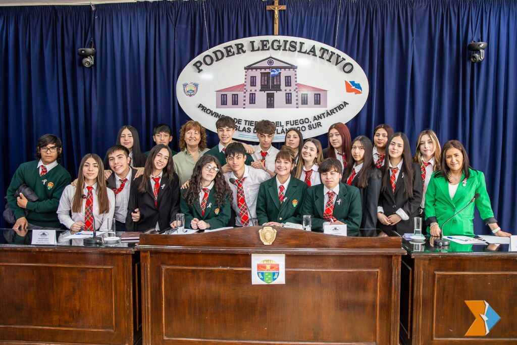 Alumnos del CIEU simularon una sesión especial en el Parlamento