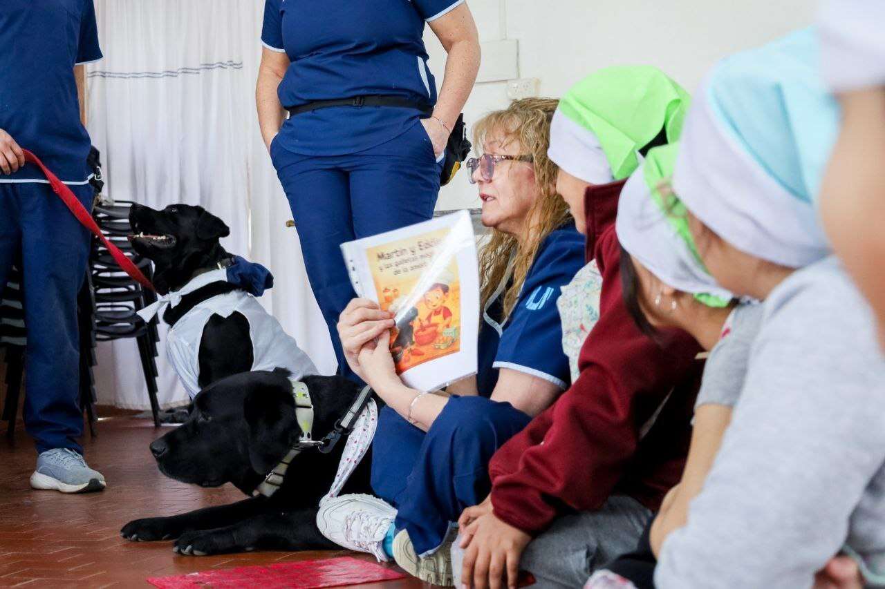 El Programa “Hábito Lector: Cocineritos, Cuentos y Relatos” vivió una tarde de juegos y galletas junto al equipo de Terapia Asistida con Perros