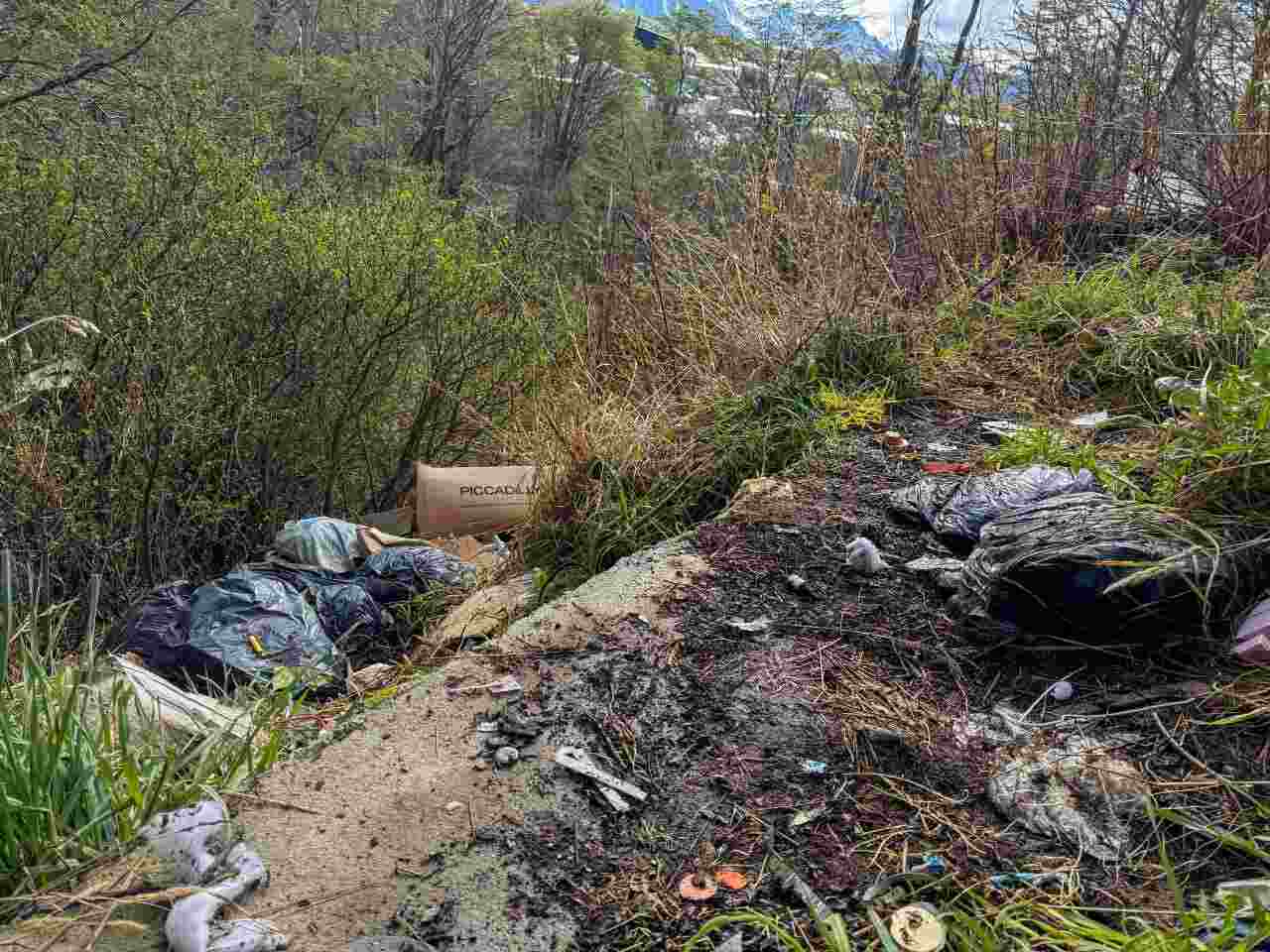 Personal del Municipio de Ushuaia realizó trabajos de limpieza en el Sendero de los Presos