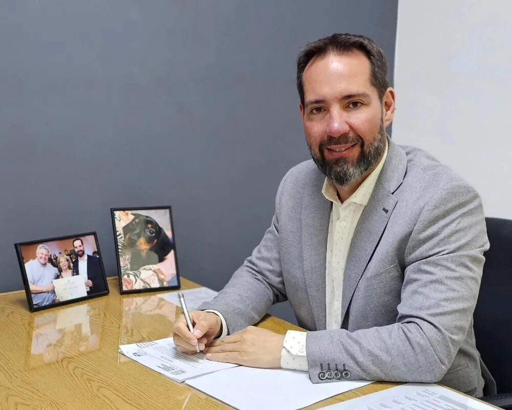 Concejal manejaba borracho con una copa de vino en la mano