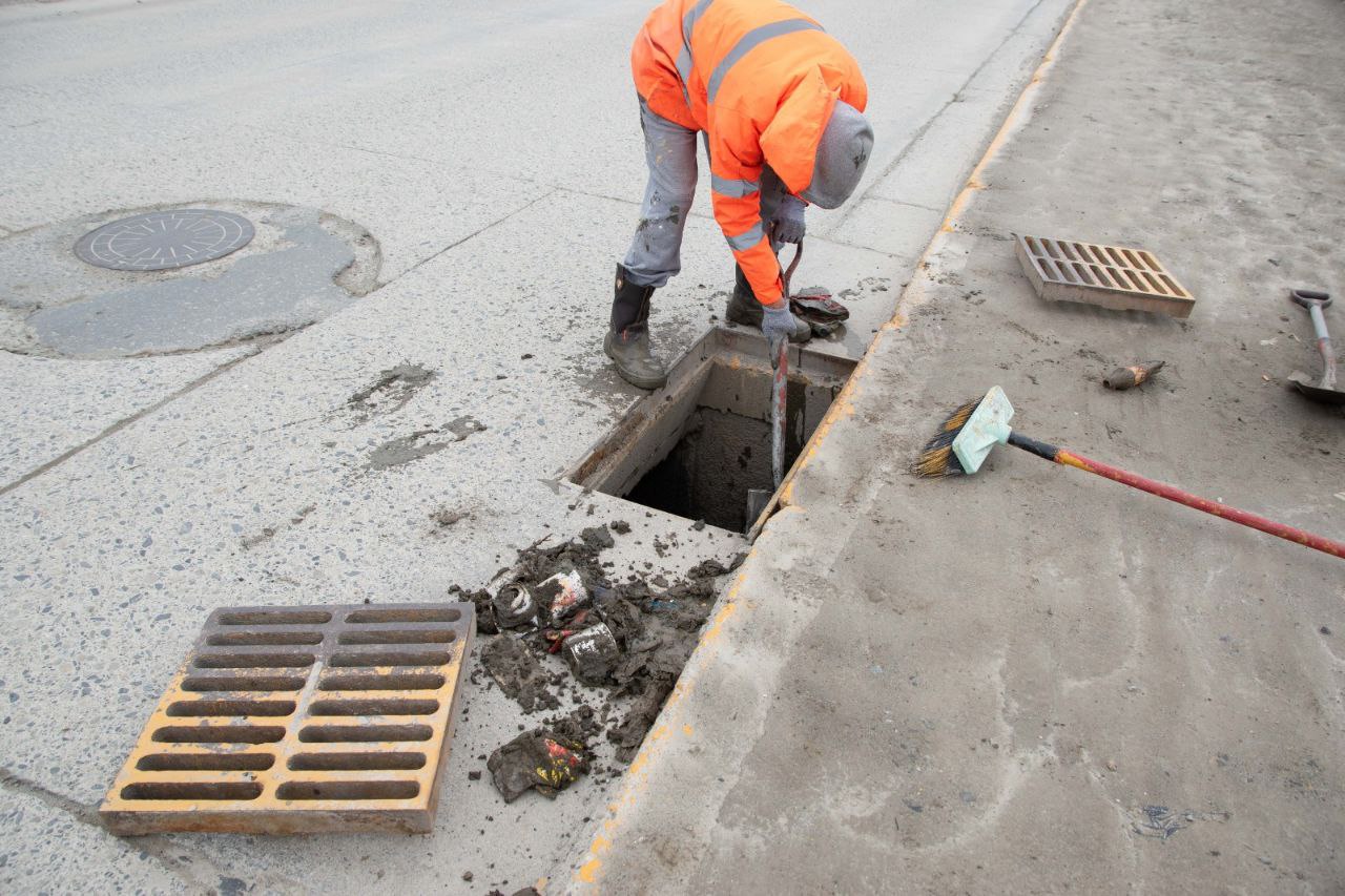 Personal Municipal de Ushuaia avanza en la limpieza de alcantarillas
