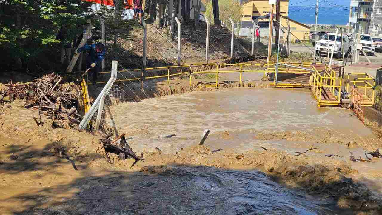 La Municipalidad de Ushuaia trabaja en distintos sectores ante el crecimiento de caudales de ríos