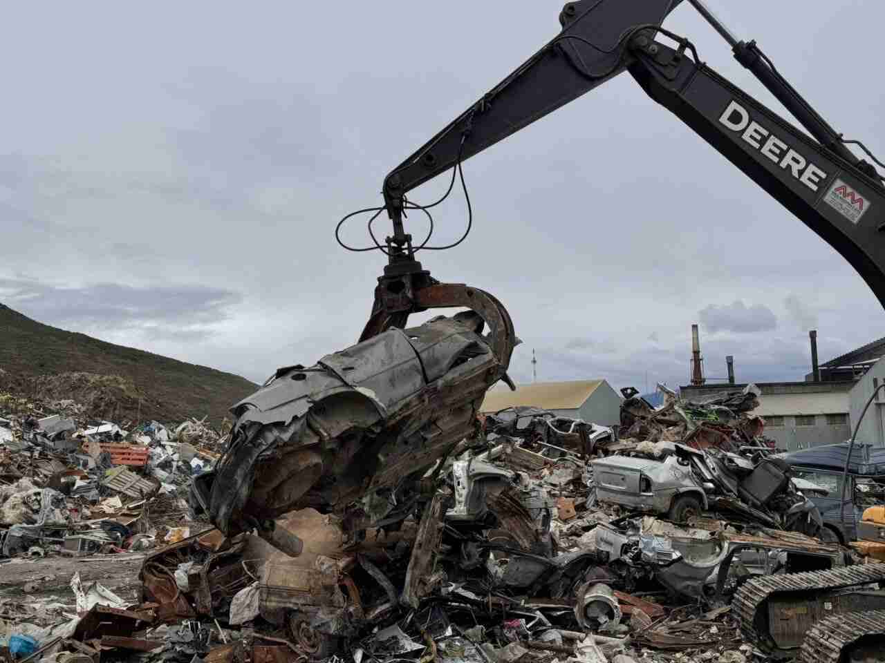 La Municipalidad de Ushuaia avanza en la compactación de vehículos chatarra para recuperar espacios y reducir la contaminación