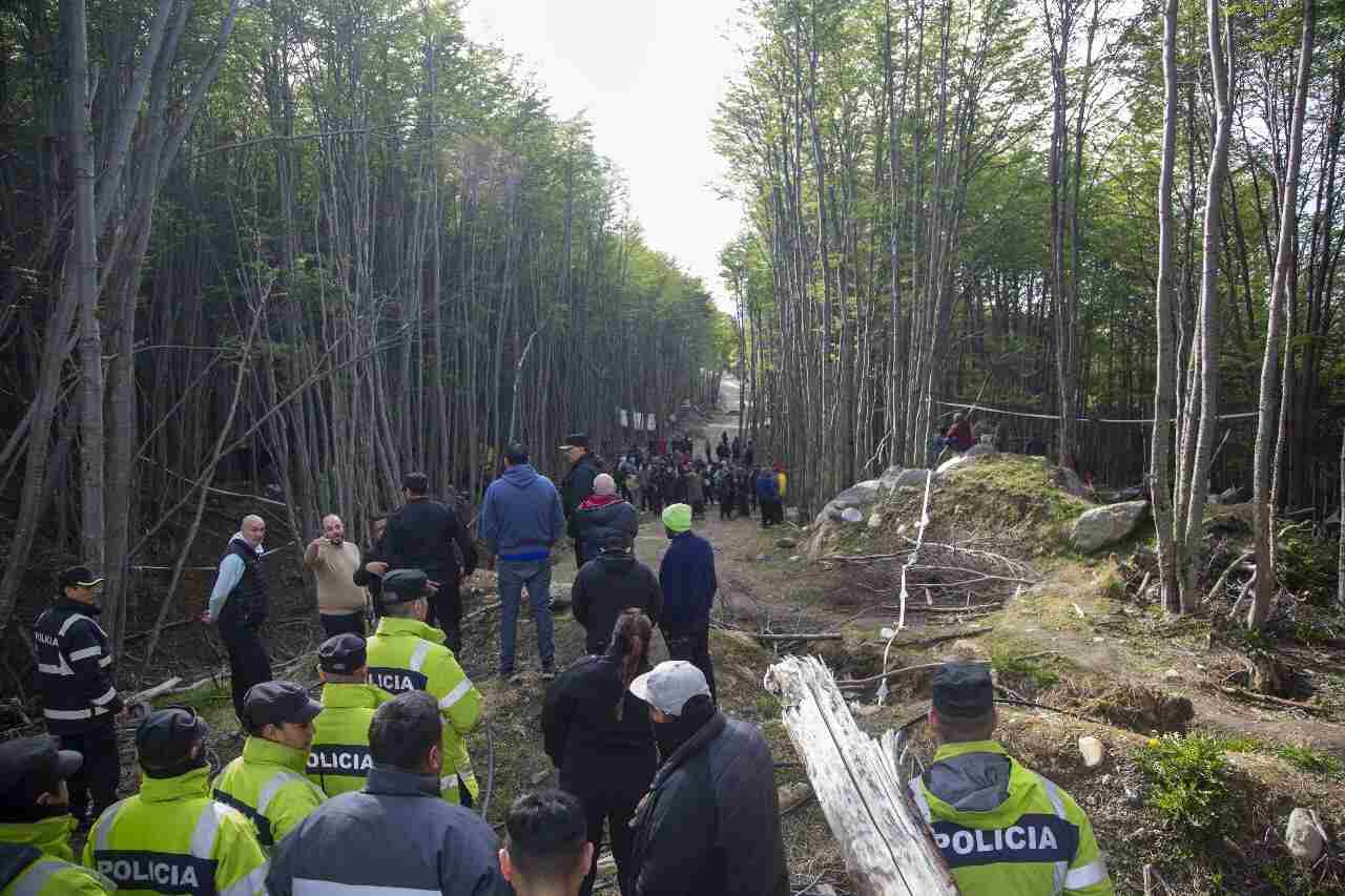 Allanamientos en la causa judicial por el intento de usurpación de tierras municipales de Ushuaia