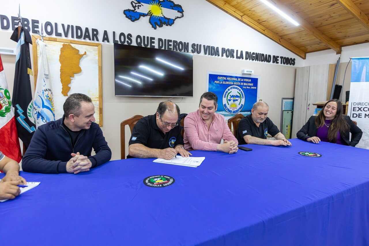 El Intendente firmó el Decreto para la titulación de tierras del Centro de Veteranos