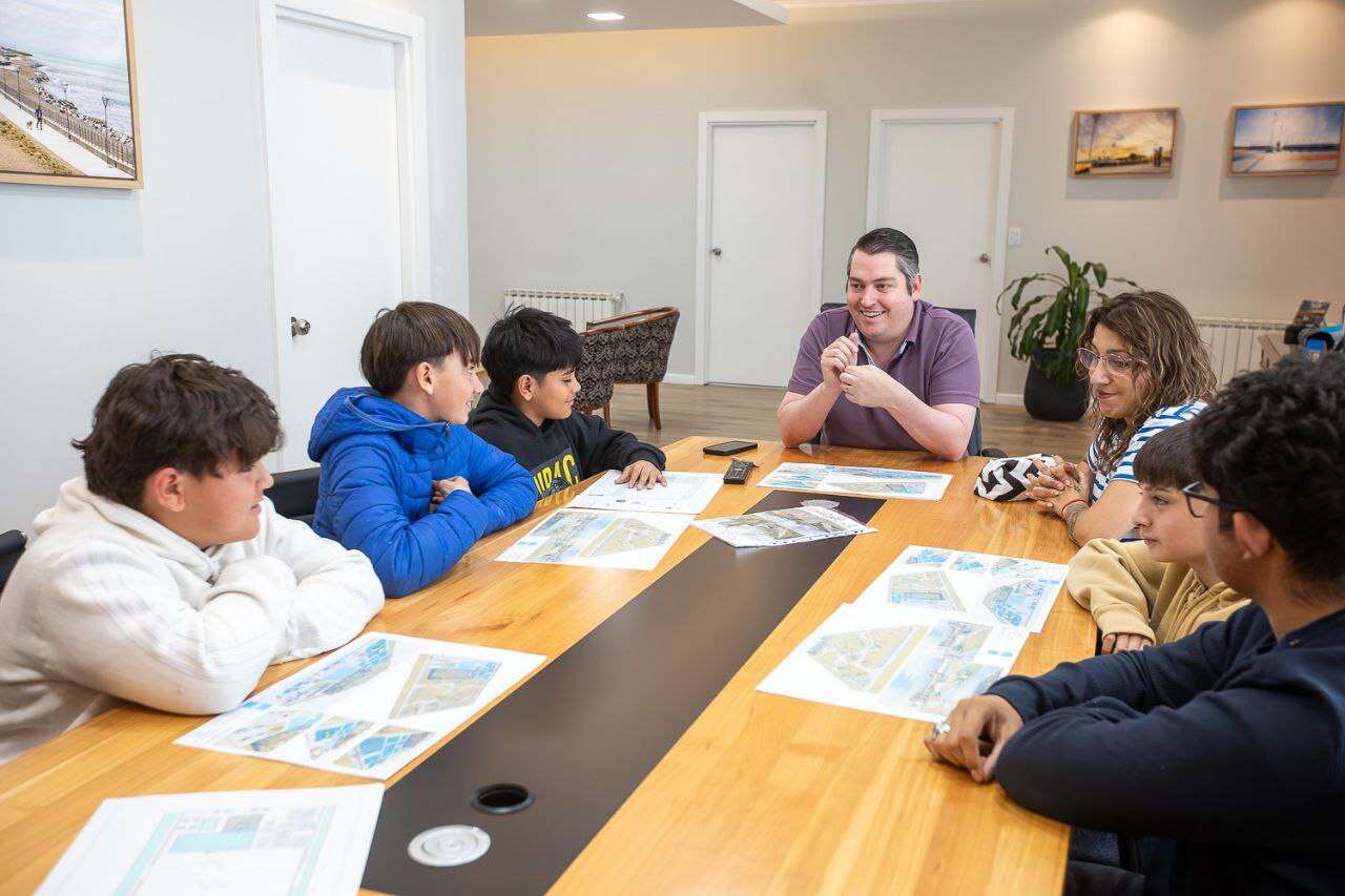 Juventudes y Municipio avanzan en proyectos de espacios recreativos para los barrios