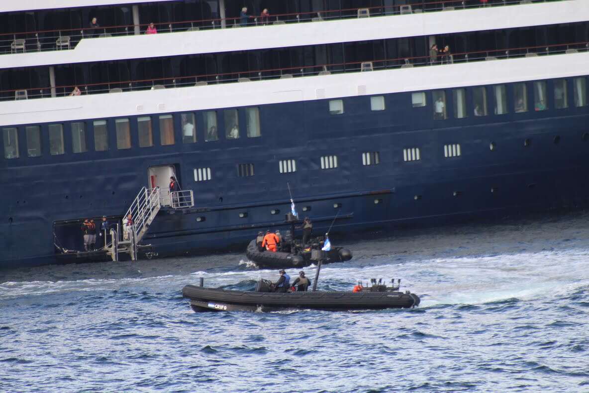 La Armada Argentina evacúa pasajero de crucero turístico en el Pasaje de Drake