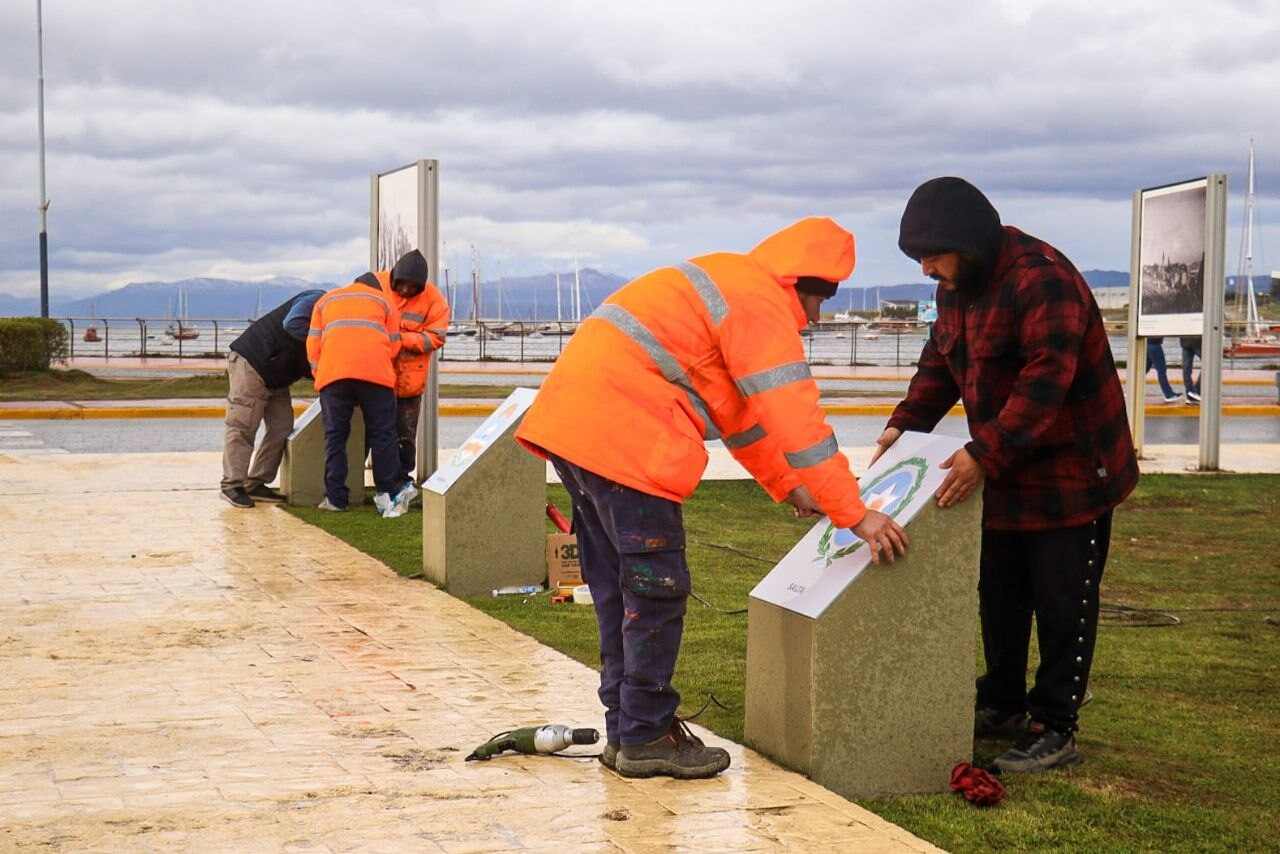 El Municipio de Ushuaia renovó los Escudos Provinciales de la Plaza Islas Malvinas