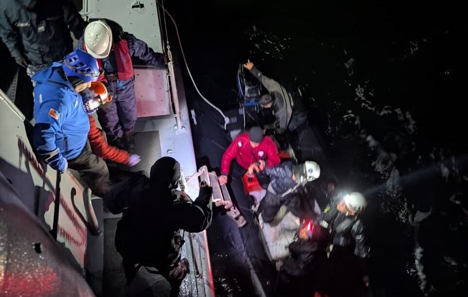 La Comisión de Auxilio  y la Armada realizaron una evacuación nocturna en sector de Península Mitre