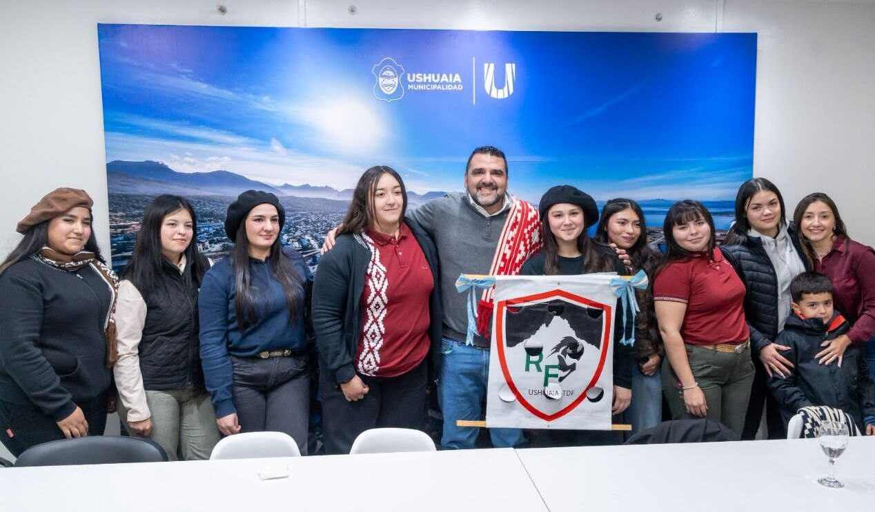 El Intendente Vuoto recibió a integrantes de la Asociación Retoño Fueguino que preparan su peña aniversario
