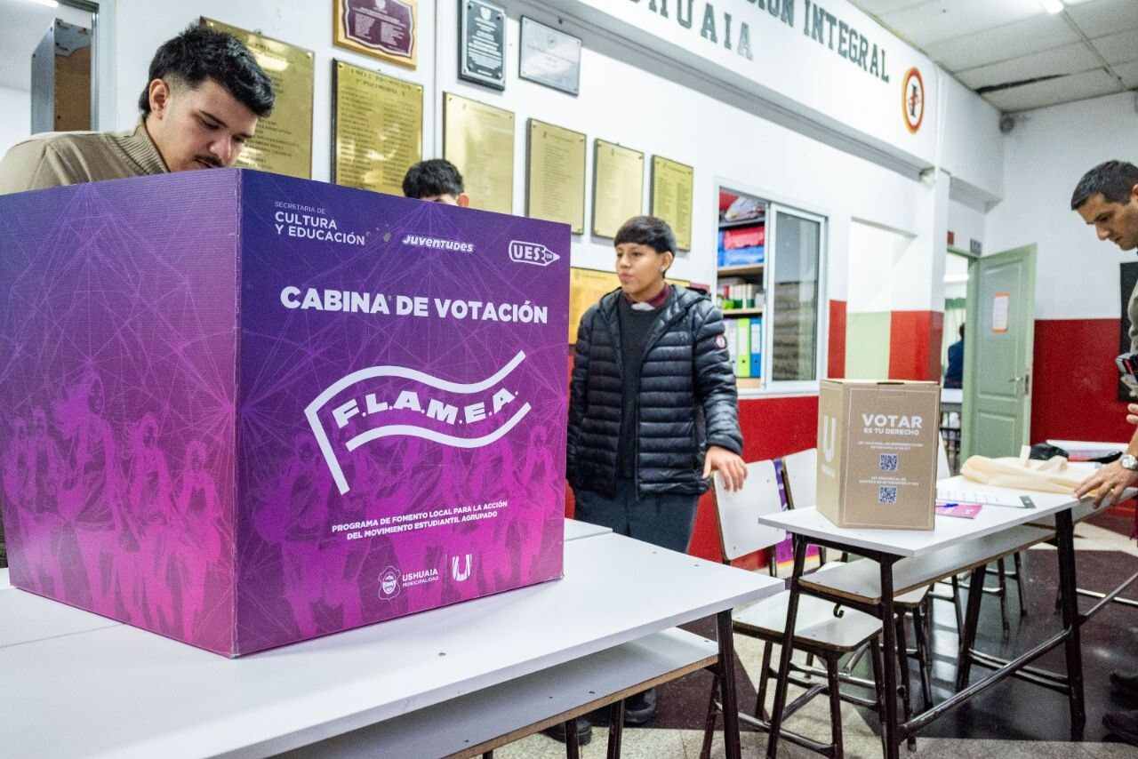 La Municipalidad de Ushuaia entregó kits electorales a Centros de Estudiantes en el EMEI