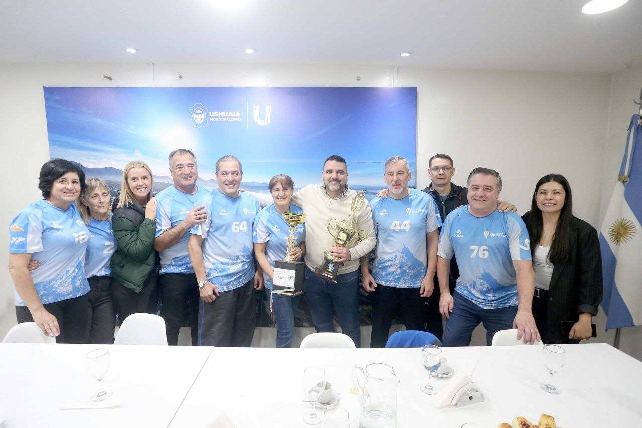 Vuoto recibió a la Escuela Municipal de Newcom +50 Mixto que representará a Ushuaia en Comodoro Rivadavia