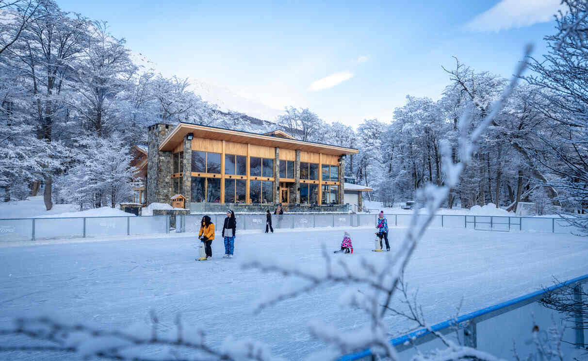 El sábado 13 de Junio Cerro Castor abre su pista de patinaje sobre hielo y el restaurante Morada del Águila