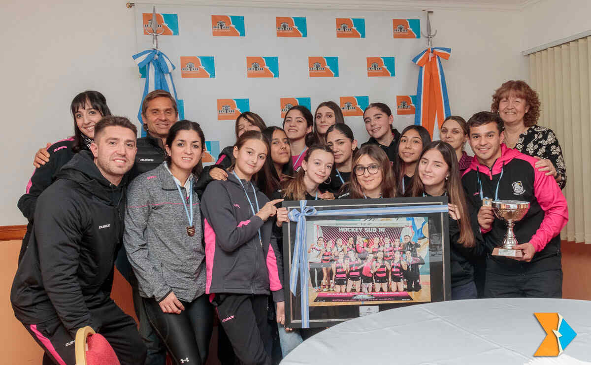 Destacado reconocimiento a las campeonas nacionales Sub-14 de hockey pista