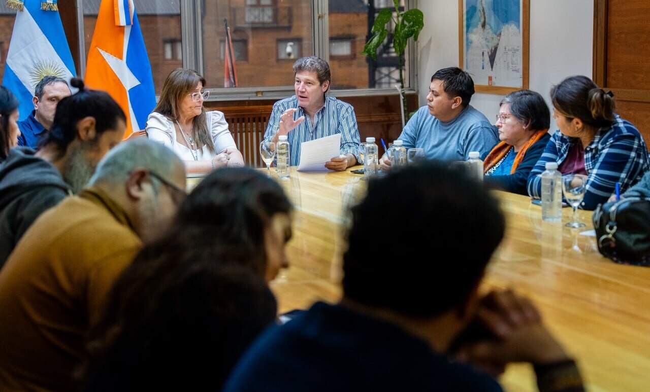 El Gobernador Melella encabezó una primera mesa de trabajo con vecinos por el subsidio al GLP