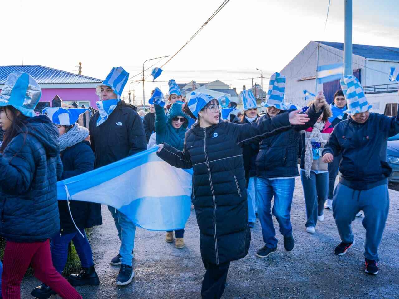 La Bandera Nos Une: Gobierno invita a la comunidad a participar de caminatas patrióticas en Río Grande y Tolhuin