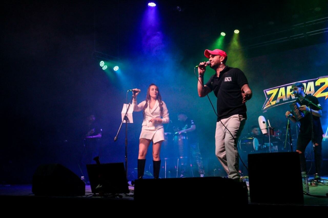 Vecinos y vecinas disfrutaron de la “Noche Tropical” en el Centro Cultural Esther Fadul