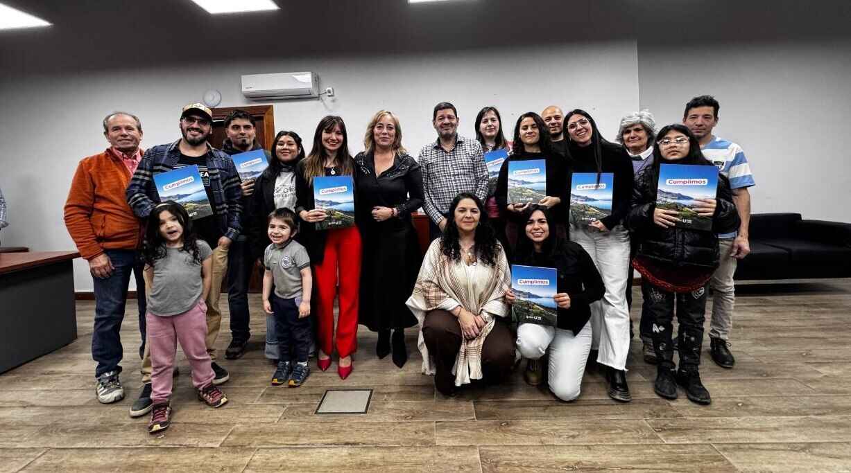 El Municipio entregó decretos de adjudicación de tierras a graduados universitarios