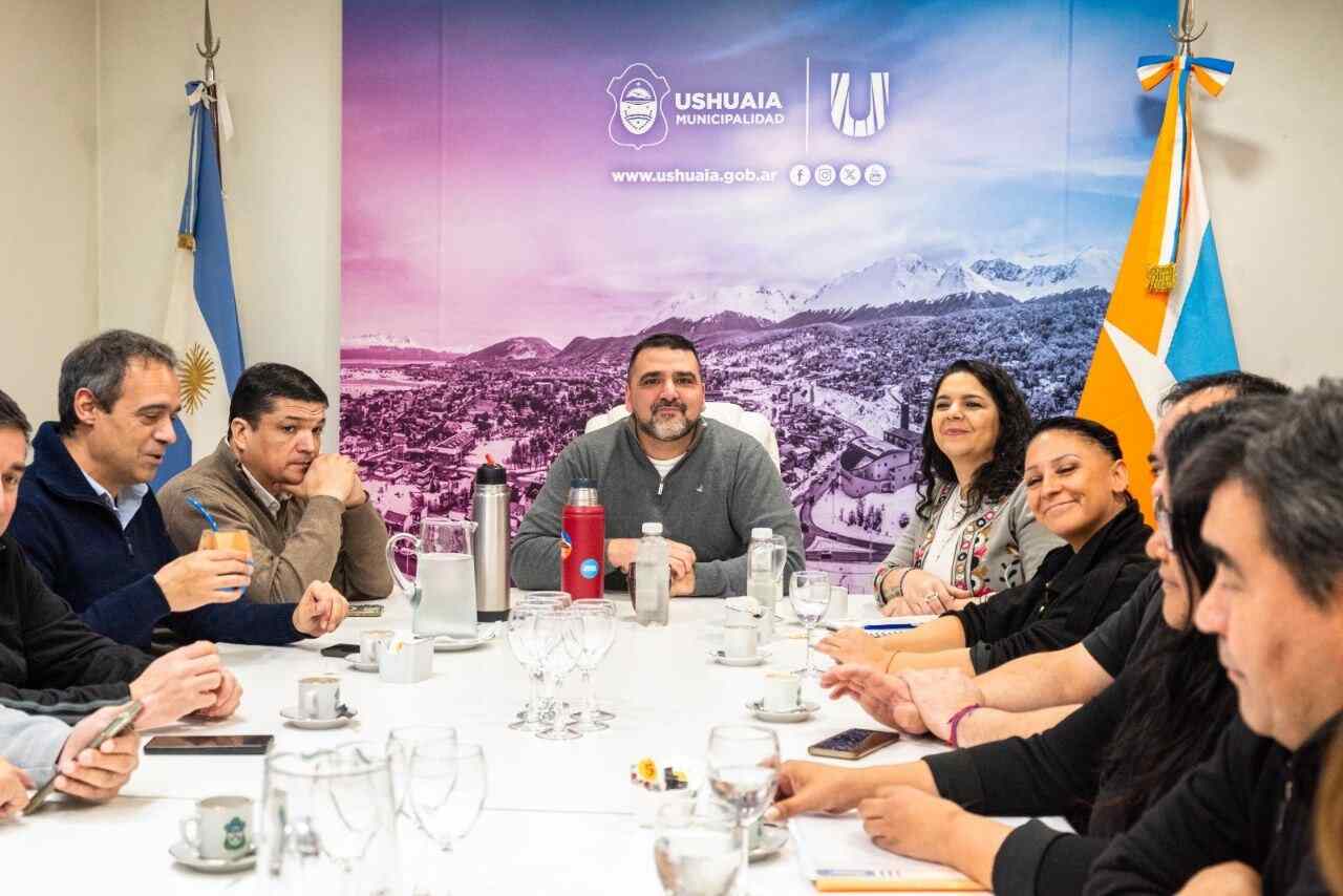 Vuoto garantizó el pago del último tramo del aumento salarial y lo informó a los gremios municipales