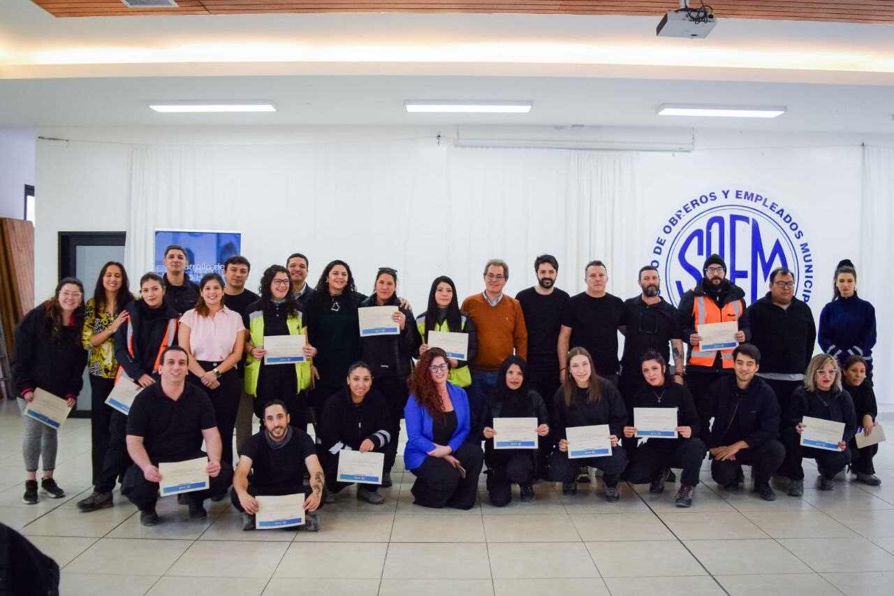 El Municipio entregó certificados a inspectores e inspectoras que completaron una capacitación sobre normativa local
