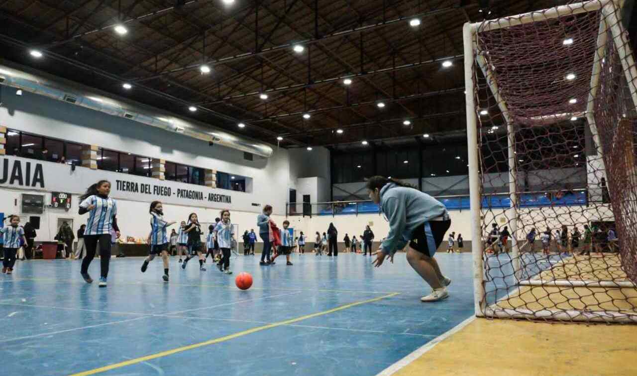 La Escuela Municipal de Futsal Femenino realizó el cierre del primer semestre con una jornada recreativa