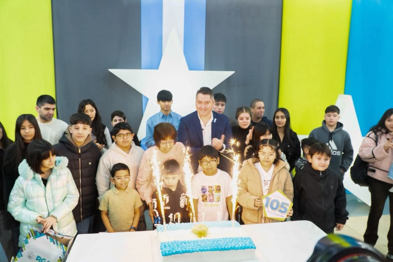 Martín Perez compartió un desayuno con vecinos y vecinas nacidos el 11 de julio