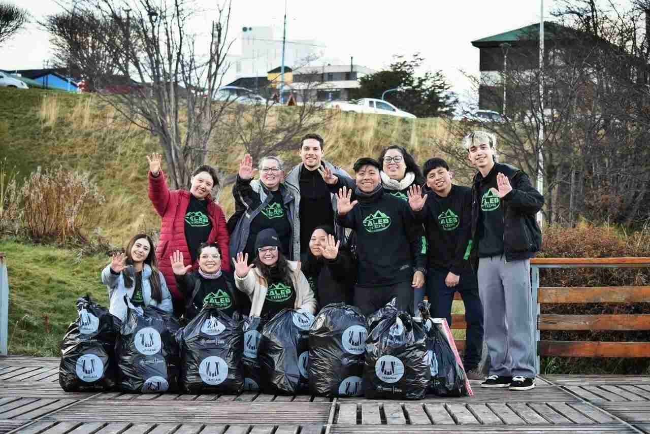 Jóvenes voluntarios de la Iglesia Adventista "Caleb" realizaron una jornada solidaria en el anexo de Zoonosis y el Paseo del Centenario