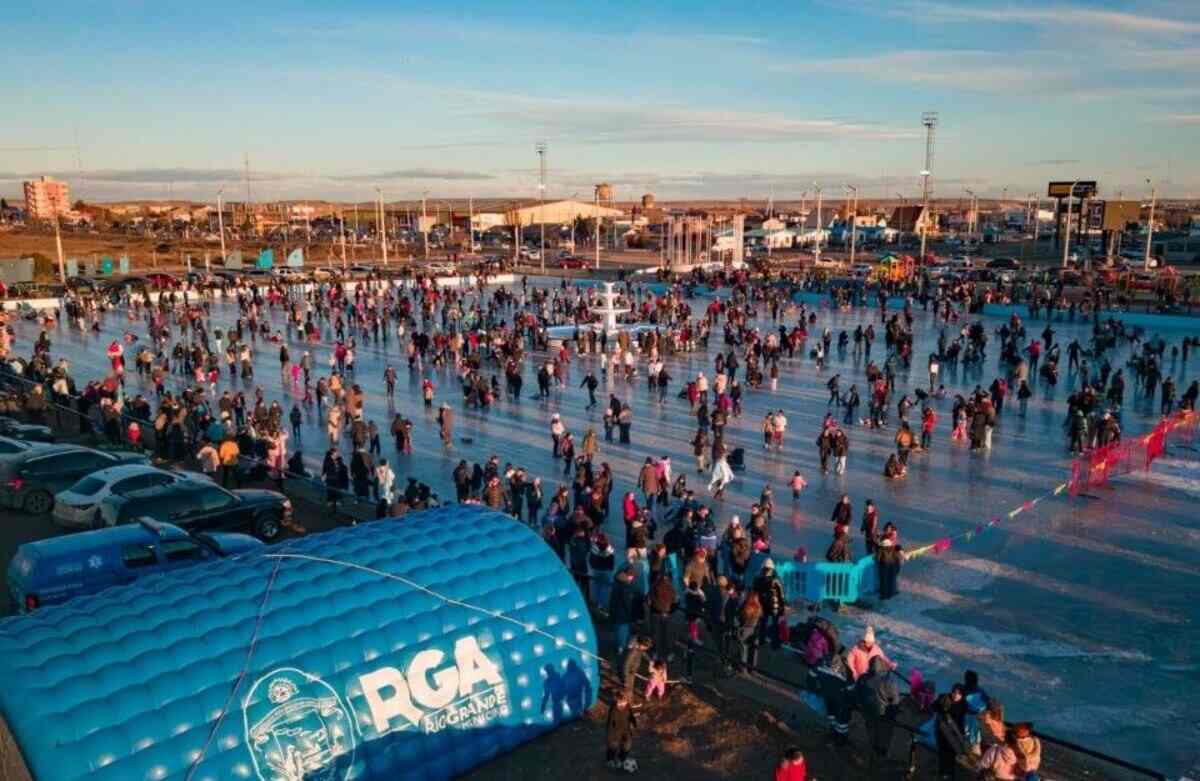 Cientos de familias disfrutaron la tarde de recreación en la pista de patinaje del Cono de Sombra