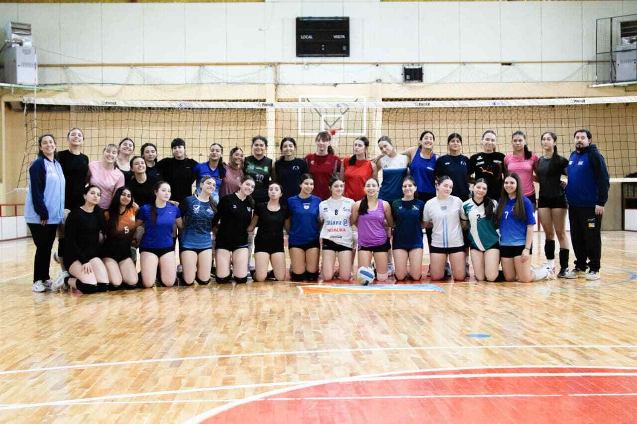 La preselección femenina de vóley continúa su preparación para los Juegos Binacionales de la Araucanía
