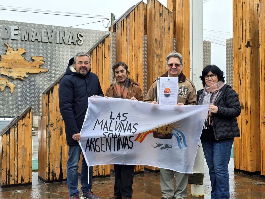 Juan Vera recibió la Ordenanza que incorporó a Tolhuin a la campaña federal “Devuelvan Malvinas”