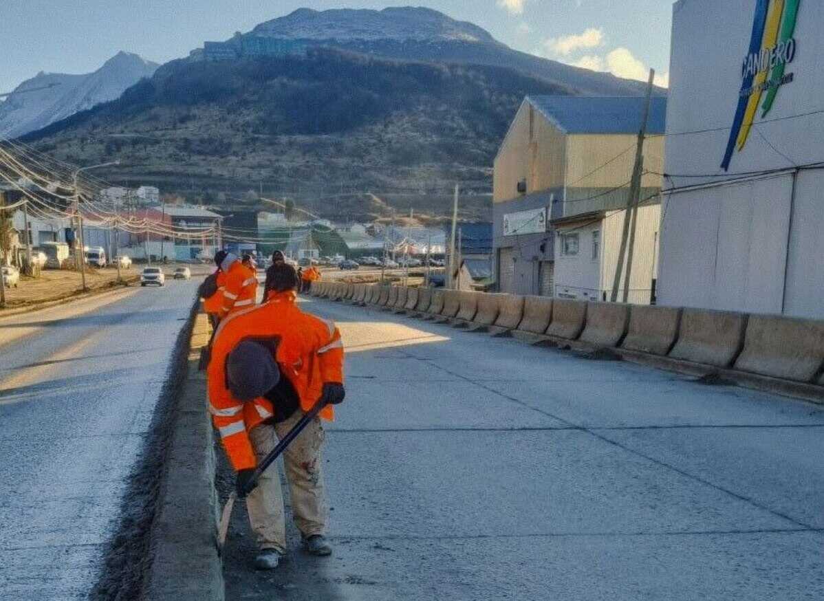 La Municipalidad de Ushuaia realizó tareas de limpieza y mantenimiento en la avenida Perito Moreno