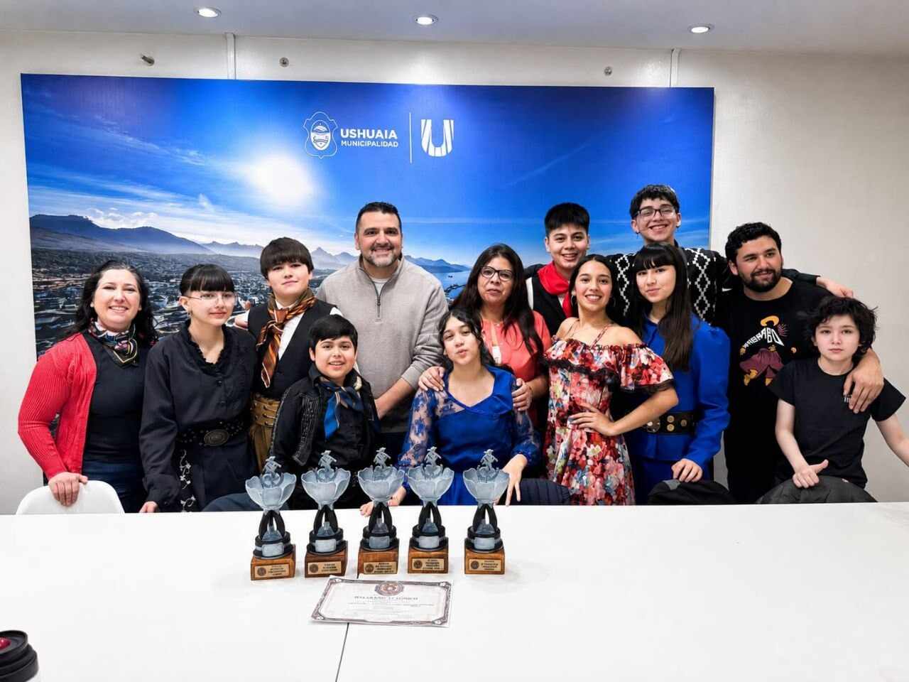 Vuoto recibió a la delegación del Taller Municipal "Folklore en Zapatillas" tras su destacada actuación en el Selectivo Provincial