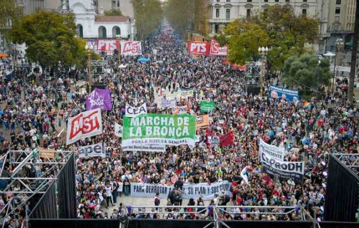 Masiva Marcha de la Bronca colmó la Plaza de Mayo