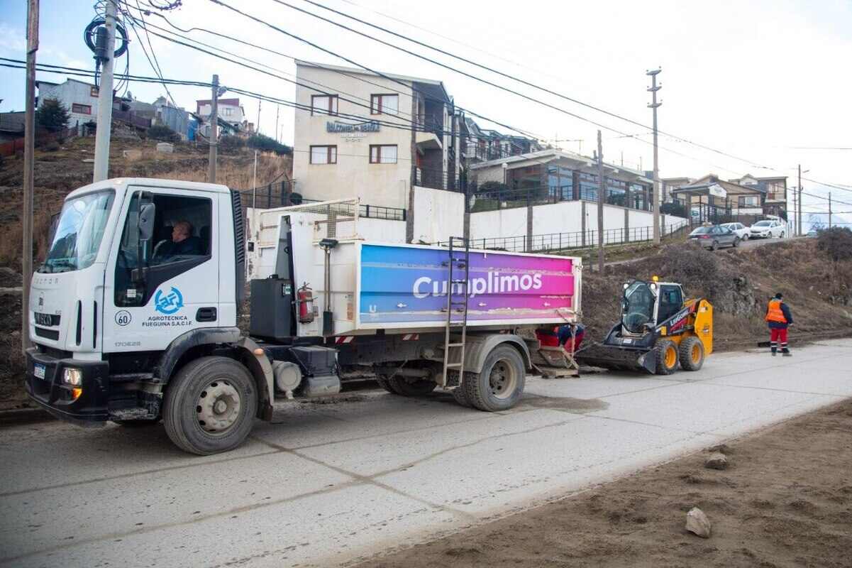 La Municipalidad avanza con un Operativo de Limpieza y Mantenimiento en la avenida Perito Moreno