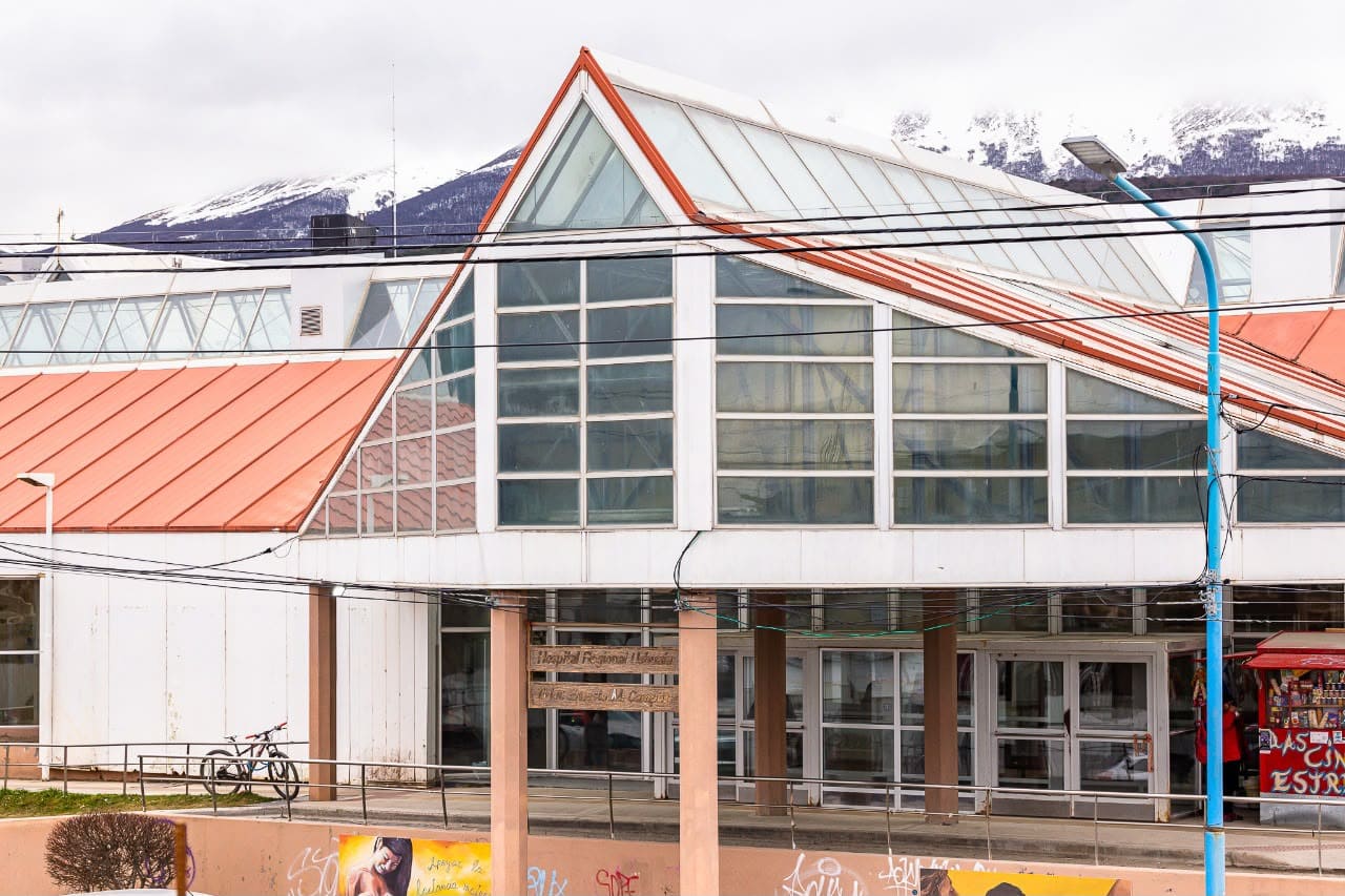 El Hospital Regional Ushuaia realizó una compleja cirugía para corregir un caso de “pecho hundido” severo