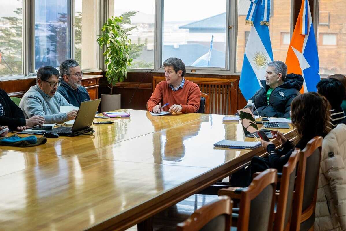 El Gobierno Provincial alcanzó un acuerdo salarial e integral para fortalecer la educación fueguina