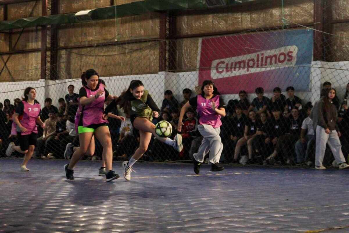 Ushuaia Joven 2026 vivió una multitudinaria jornada de fútsal en el Barrio La Cantera