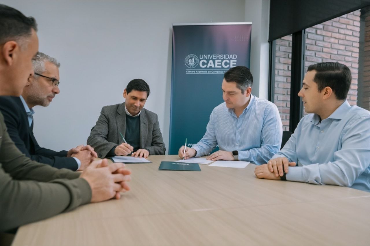 Martín Perez firmó un convenio con la Universidad CAECE