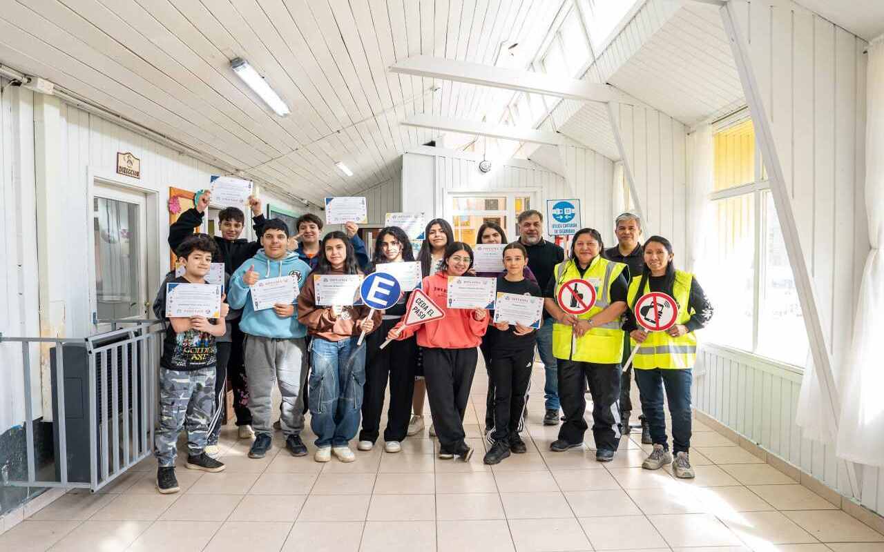 Tierra del Fuego celebró el Día del Camino y la Educación Vial con una jornada de trabajo en la Ruta nº3 y una charla de concientización en la Escuela Rural Nº6